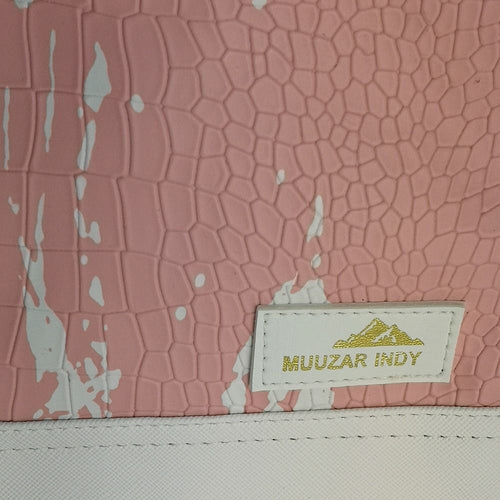 泰國 Muuzar Indy 粉白色PU蛇皮小手包斜孭袋（限量款）